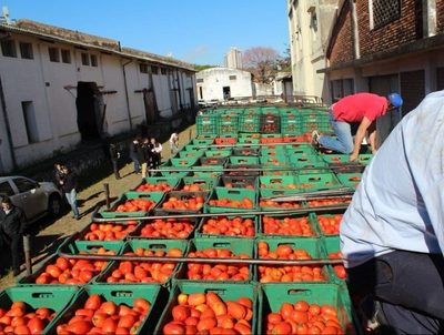Importadores y comerciantes frutihortícolas se movilizan contra el contrabando · Radio Monumental 1080 AM