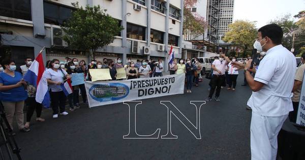La Nación / Médicos inician huelga y piden que se les pague a todos el mismo piso salarial