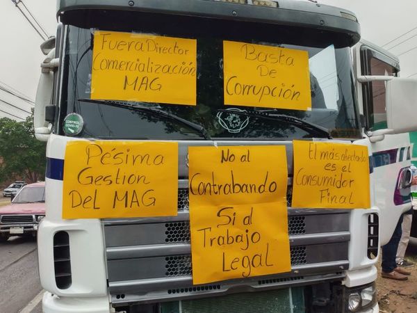 Productores frutihortícolas toman media calzada de la ruta frente al mercado de abasto