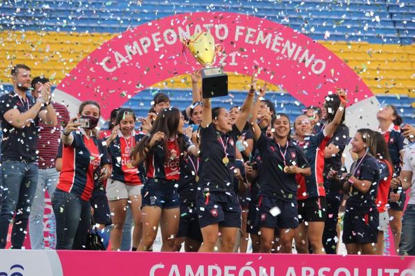 Cerro Porteño recibió el trofeo de campeón absoluto en el Femenino - Cerro Porteño - ABC Color