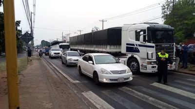 Gremio se manifiesta frente al Abasto contra el contrabando y restricciones a la importación legal