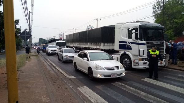 Gremio se manifiesta frente al Abasto contra el contrabando y restricciones a la importación legal