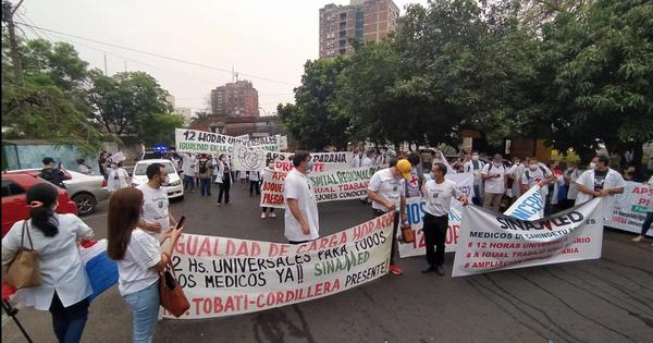 “Che kuerái”: Médicos inician huelga y exigen sus derechos