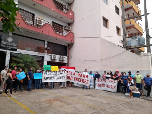 Vecinos y familiares de Tarcidio se manifiestan frente a la fiscalía de San Lorenzo » San Lorenzo PY