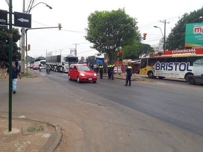 Importadores y productores frutihortícolas se manifiestan frente al Abasto | Ñanduti
