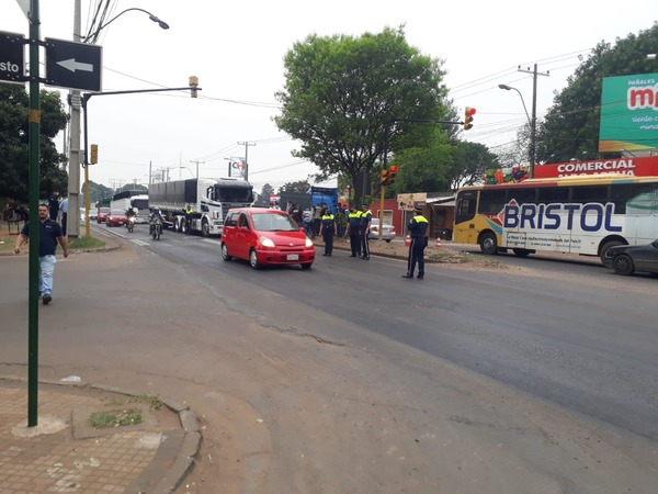 Importadores y productores frutihortícolas se manifiestan frente al Abasto | Ñanduti