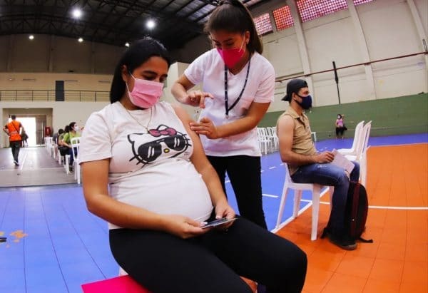 Continúa aplicación de primera dosis a personas de 20 años en adelante y embarazadas | Ñanduti