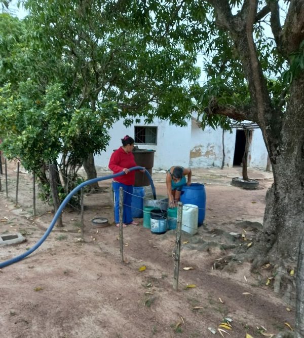 Distribuyen agua a comunidades afectadas por sequía desde acueducto en el Chaco