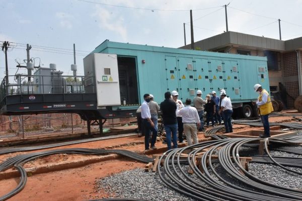 ANDE trabaja en mantenimiento a líneas de media tensión en Central - El Trueno