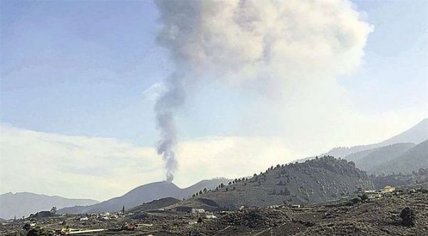 El volcán de Canarias vuelve a escupir ceniza