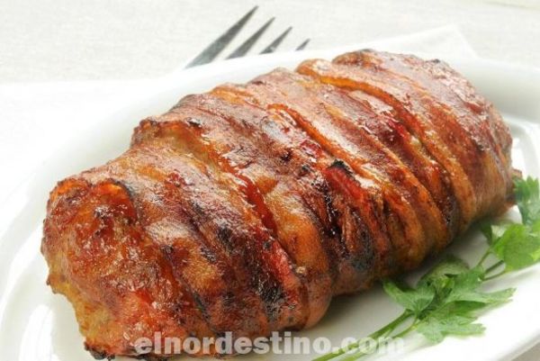 Consiente a tu familia con este jugoso y delicioso pastel o rollo de carne relleno de huevo duro con una textura suave y esponjosa