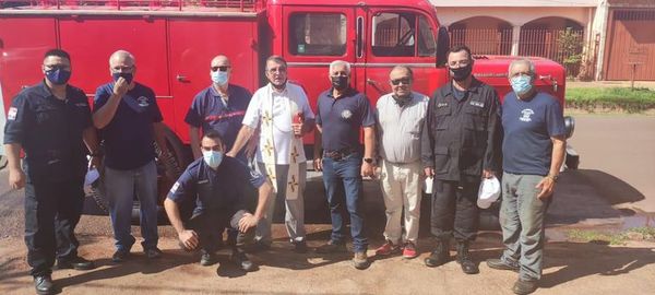 Sacerdote alemán dona reparación de un vehículo de bomberos en Concepción - Nacionales - ABC Color