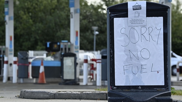Caos y violencia en las estaciones de servicio británicas ante la escasez de combustible - .::Agencia IP::.