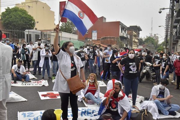 Huelga de médicos sigue y no habría solución al menos hasta el jueves - Nacionales - ABC Color