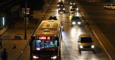 La Nación / Viceministro considera “normal” esperar el bus por una hora en las noches