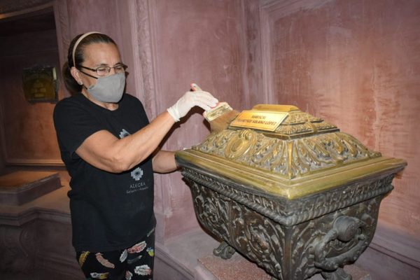 Restauran criptas y limpian urnas del Panteón de los Héroes