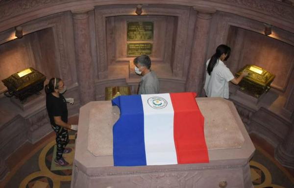 Restauradores limpian urnas de los héroes patrios