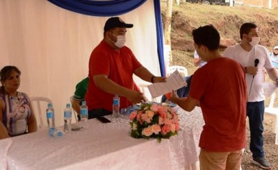 Entregan contratos a mesiteros y casilleros de CDE