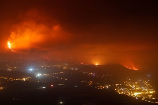 La colada de lava del volcán Cumbre Vieja alcanzó el mar