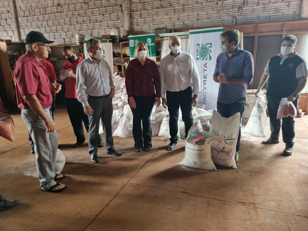 Pequeños productores de Itapúa reciben kits de siembra de rubros de consumo y correctivos agrícolas