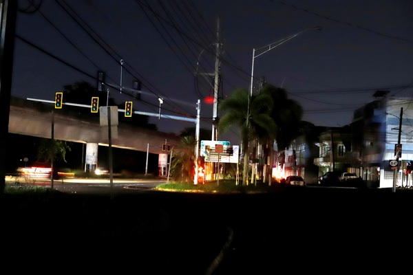 Más de 270.000 abonados sin servicio eléctrico en Puerto Rico - MarketData