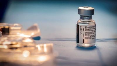 Tercera dosis de Pfizer no genera efectos secundarios preocupantes, dice CDC
