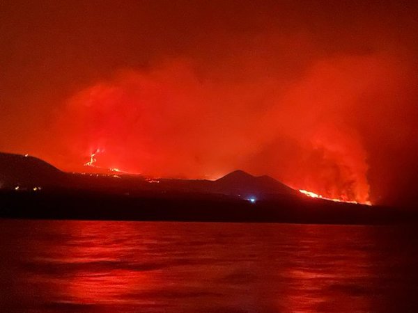 La lava del volcán de la isla canaria de La Palma llega al mar | Ñanduti