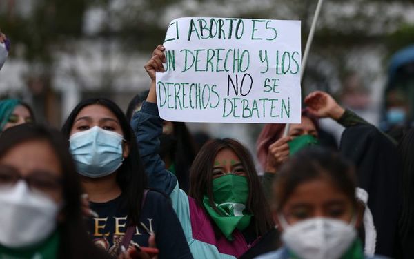 Nutrida marcha de pañuelos feministas recorre Quito por aborto legal y seguro - Mundo - ABC Color