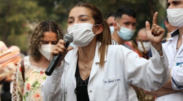Médicos inician huelga de 15 días: exigen equiparación salarial
