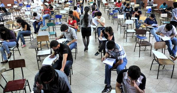 La Nación / Revisan exámenes de postulantes
