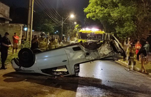 Aparatoso vuelco dejó una mujer con heridas leves - Nacionales - ABC Color