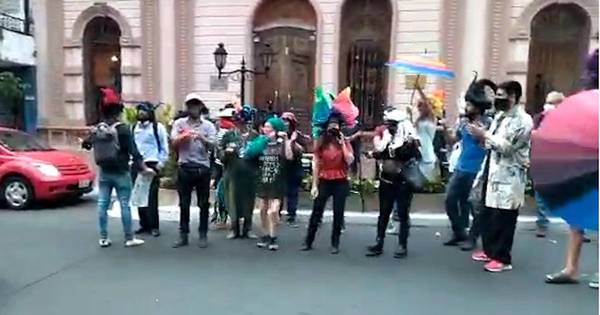 La Nación / Artistas protestan contra nombramiento de “Cachito”