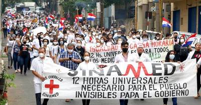La Nación / Médicos reclaman la equiparación salarial