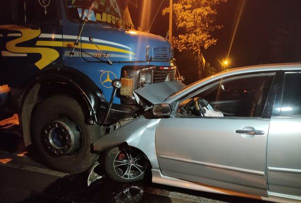 Ocupantes de vehículo causan accidente y luego huyen del sitio - Nacionales - ABC Color