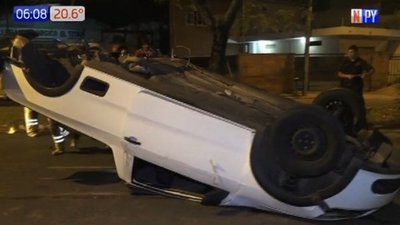 Conductor choca contra una columna y vuelca | Noticias Paraguay