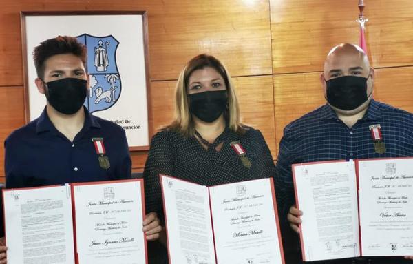 Condecoran a la familia Masulli en la Junta Municipal de Asunción