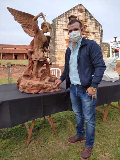 Artista se afianza en la escultura y equipa su taller con apoyo del CAH - .::Agencia IP::.