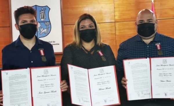 Diario HOY | Nacho Masulli y su familia reciben distinción de la Junta Municipal de Asunción