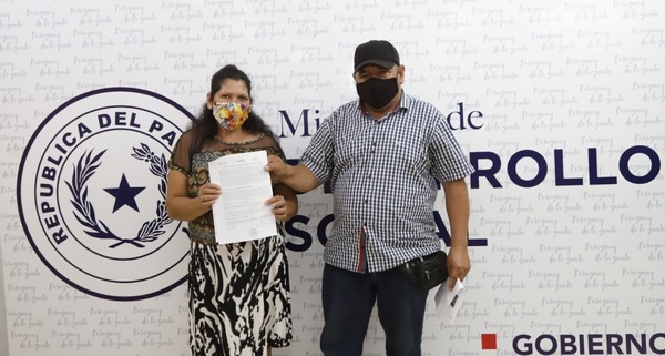 MDS otorgó seguridad jurídica a familias de Central con la firma de contrato por sus lotes - Noticiero Paraguay