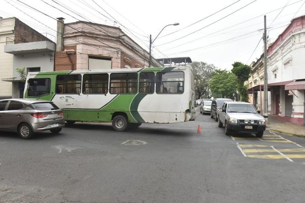 Colectivo chatarra contribuye al caos en el microcentro - Nacionales - ABC Color