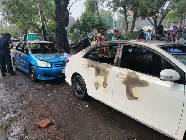 Disturbios en zona del Congreso: Indígenas y campesinos queman varios vehículos - Megacadena — Últimas Noticias de Paraguay