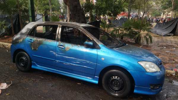 Incidentes en inmediaciones del Congreso, indígenas incendiaron vehículos y causan cuantiosos daños
