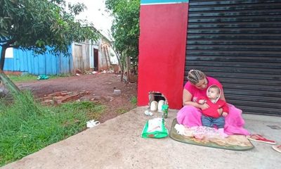 Desalojan a mujer con su hijo en brazos, pero no así a su marido y a otros hijos a quienes debe alimentar