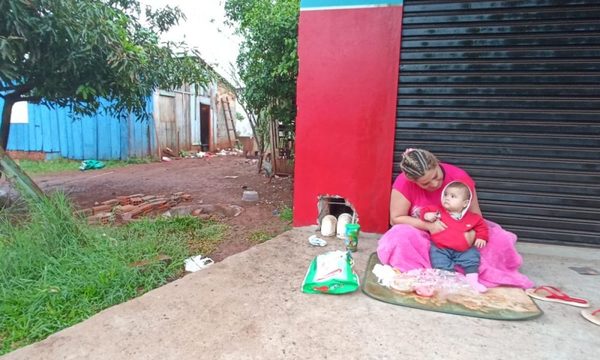Desalojan a mujer con su hijo en brazos, pero no así a su marido y a otros hijos a quienes debe alimentar
