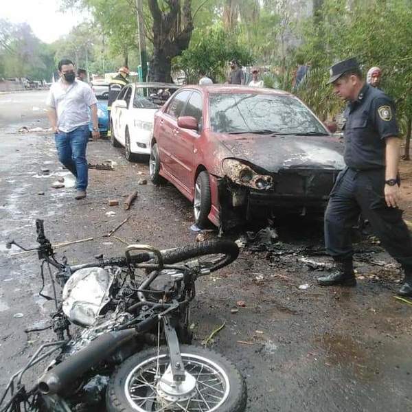Contra ley que castiga invasiones, queman autos y motos en zona del Congreso – Prensa 5