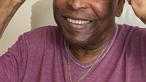Pelé prosigue su rehabilitación a casi un mes en el hospital