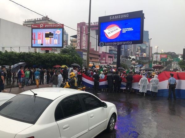 Bloquean acceso al puente de la Amistad contra aumento de penas a invasores - ABC en el Este - ABC Color