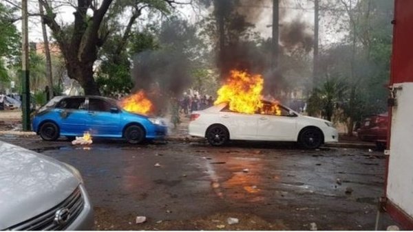 Incidentes en los alrededores del Congreso: Incendian vehículos y reventaron a un funcionario