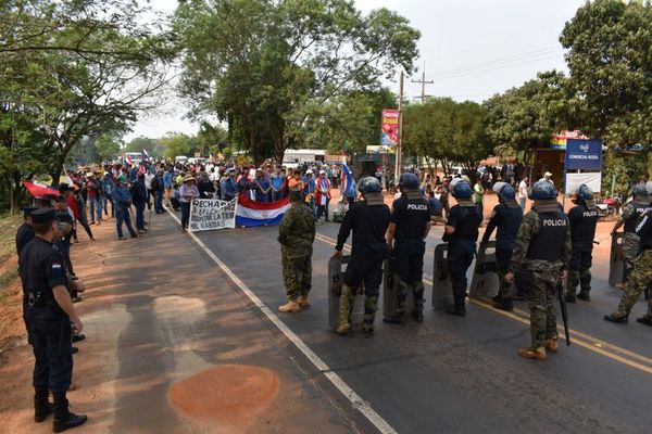 Manifestantes cierran ruta PY08 en Santa Rosa del Aguaray  - A La Gran 7-30 - ABC Color