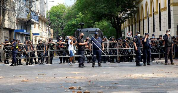 La Nación / Policía incauta varios objetos contundentes tras vandalismo en zona del Congreso